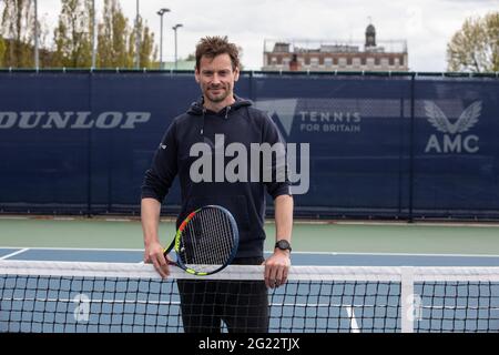 Cours de tennis LTA avec Sam Richardson. Responsable du tennis - produits et programmes de L'ASSOCIATION DU TENNIS SUR GAZON Banque D'Images