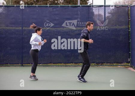 Cours de tennis LTA avec Sam Richardson. Responsable du tennis - produits et programmes de L'ASSOCIATION DU TENNIS SUR GAZON Banque D'Images