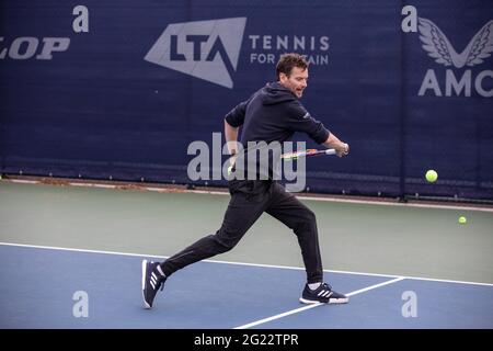 Cours de tennis LTA avec Sam Richardson. Responsable du tennis - produits et programmes de L'ASSOCIATION DU TENNIS SUR GAZON Banque D'Images