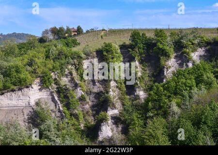 Vue panoramique d'une 'Rocca' (roche), le résultat d'un phénomène d'érosion géologique caractérisé par des gorges profondes, Treiso, Cuneo, Piémont, Italie Banque D'Images