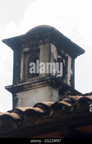 Détail architectural des cheminées dans les maisons coloniales de la ville coloniale de la Antigua Guatemala Banque D'Images