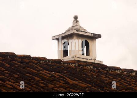 Détail architectural des cheminées dans les maisons coloniales de la ville coloniale de la Antigua Guatemala Banque D'Images