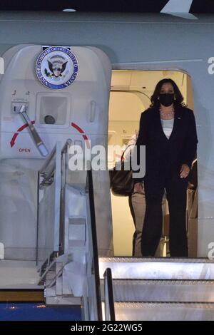 Non exclusif: MEXICO, MEXIQUE - JUIN 7: Vice-président des États-Unis, Kamala Harris, arrivant à l'aéroport de Mexico pour rencontrer le mexicain Banque D'Images