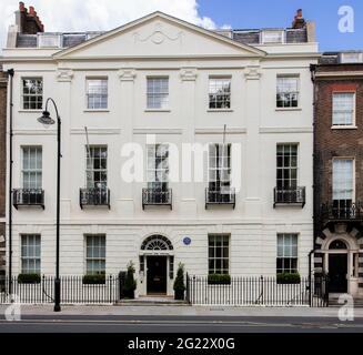 Siège social de l'Université de New York à Londres, 6 Bedford Square; autrefois siège de Lord Eldon, avec et plaque bleue du patrimoine anglais Banque D'Images