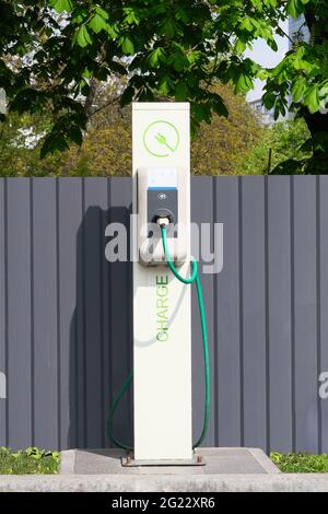 Station de charge électrique. Concept de transport écologique. Panneau à l'avant de la station de charge. Vue verticale. Banque D'Images