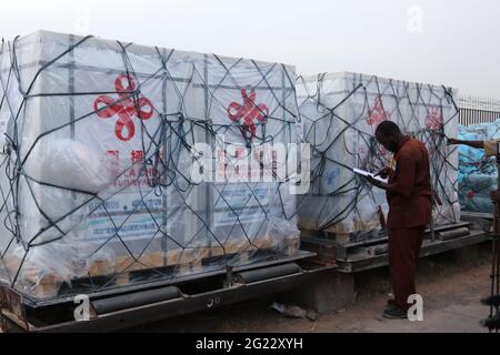 (210608) -- BEIJING, le 8 juin 2021 (Xinhua) -- UN don du vaccin COVID-19 de la société pharmaceutique chinoise Sinopharm arrive à l'aéroport international de n'Djamena au Tchad, le 2 juin 2021. (Ambassade de Chine au Tchad/document via Xinhua) Banque D'Images