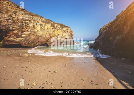 Paysage de mer par une journée ensoleillée. Magnifique baie calme. Côte des Rocheuses au lever du soleil. Plage Praia de Augas Santas à Ribadeo. Galice Espagne Europe Banque D'Images