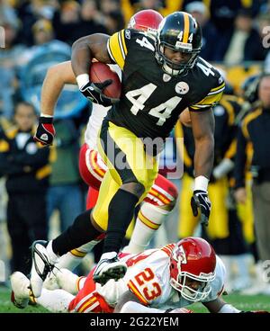 Pittsburgh, États-Unis. 15 octobre 2006. Les Pittsburgh Steelers qui reviennent Najeh Davenport (44) se mettent à franchir Patrick Surtain, chef de Kansas City, sur une course de 48 yards au deuxième trimestre, à Heinz Field, à Pittsburgh, en Pennsylvanie, le dimanche 15 octobre 2006. (Photo de John Sleezer/The Kansas City Star/TNS/Sipa USA) crédit : SIPA USA/Alay Live News Banque D'Images