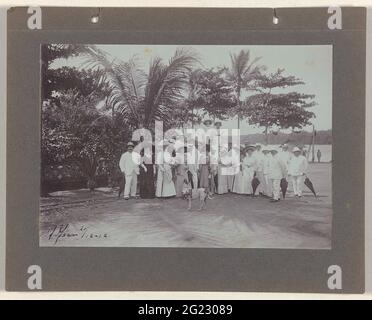 La compagnie pose par rivière à Saint Jean. Portrait de groupe d'une compagnie qui pose sur le fleuve à Saint-Jean-du-Maroni à Frans Guyana le 20 décembre 1912. Partie d'un groupe de photos de la famille Boom-Gonggrijm au Suriname. Banque D'Images