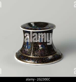 Cave à sel avec des personnages de dieux et de déesses. Les figures sont représentées dans différentes couleurs sur un sol noir avec des décorations dorées. Ils représentent des dieux et des déesses, y compris plusieurs muses, et sont tirés de gravures du graveur français Etienne Delaune. Banque D'Images