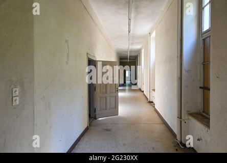 Templin, Allemagne. 03ème juin 2021. Un couloir dans l''ensemble de construction du Gymnasium Joachimsalsches. Au cours des 30 dernières années, il y a eu de nombreuses parties intéressées à l'ancienne école de grammaire Joachimsthal de Templin. Depuis 2016, une fondation travaille à la préservation du complexe classé. Une école européenne doit être construite ici d'ici 2024. Credit: Patrick Pleul/dpa-Zentralbild/ZB/dpa/Alay Live News Banque D'Images