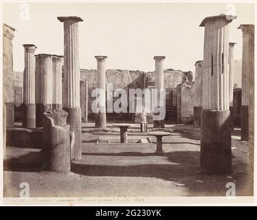 Vue sur les ruines de la maison Oleonio à Pompéi; Pompei Maison Oleonio (entrée) Fouilles 1867.. Banque D'Images