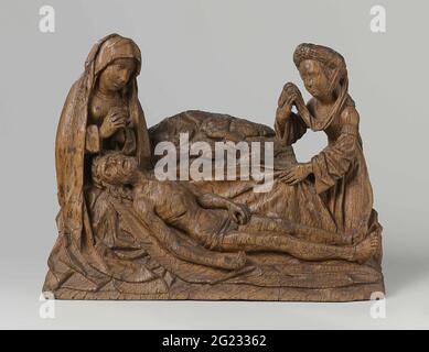 La lampe. Sur un étage, Christ est étiré sur une ligne entre Maria et Maria-Magdalena. En arrière-plan une petite montagne calvaire, sur laquelle une récolte. Maria est assise avec la tête couronnée du Christ sur ses genoux. Elle tient les mains pliées et a la tête de côté. Les yeux du Christ sont fermés, la bouche est à moitié ouverte et les mains percées reposent le long du corps. Magdalena s'agenouillait sur ses pieds, ce qui, avec la main gauche, cesse la ligne, tandis qu'elle essuyait ses larmes avec un bout de tissu long et étroit, accroché à son turban. Maria est vêtue d'une robe à encolure ronde, le sur la heade Banque D'Images