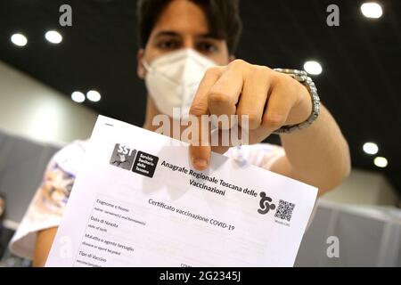 Italie, région Toscane, Arezzo, 7 juin 2021 : urgence Covid-19. Hub Pavilions d'Arezzo Fair, campagne de vaccination anti Covid pour les étudiants avec le vaccin Pfizer. Dans la photo un étudiant avec le certificat de vaccination. Photo © Daiano Cristini/Sintesi/Alay Live News Banque D'Images