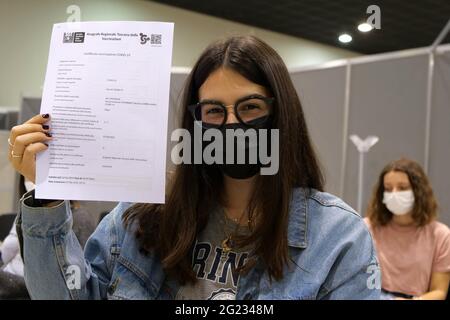 Italie, région Toscane, Arezzo, 7 juin 2021 : urgence Covid-19. Hub Pavilions d'Arezzo Fair, campagne de vaccination anti Covid pour les étudiants avec le vaccin Pfizer. Dans la photo un étudiant avec le certificat de vaccination. Photo © Daiano Cristini/Sintesi/Alay Live News Banque D'Images