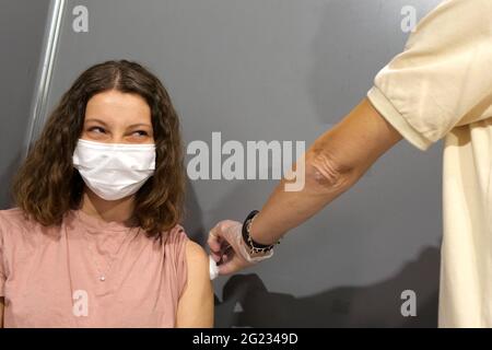 Italie, région Toscane, Arezzo, 7 juin 2021 : urgence Covid-19. Hub Pavilions d'Arezzo Fair, campagne de vaccination anti Covid pour les étudiants, dans la photo le médecin administre le vaccin anti-Covid Comirnaty Pfizer. Photo © Daiano Cristini/Sintesi/Alay Live News Banque D'Images