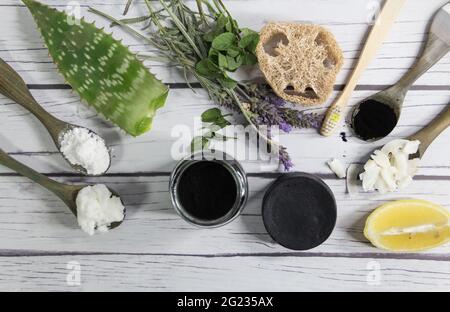 ensemble d'ingrédients naturels pour cosmétiques au charbon actif faits maison Banque D'Images