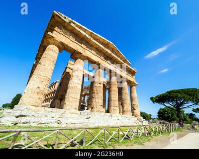 Le temple grec de style dorique de Neptune - zone archéologique de ​​Paestum - Salerne, Italie Banque D'Images