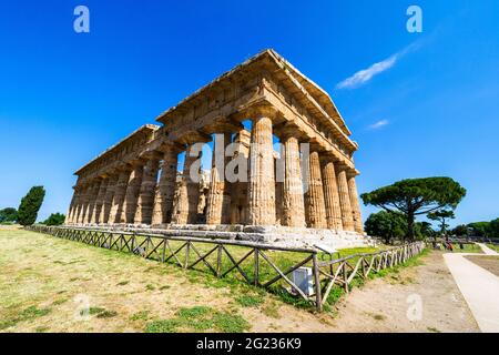 Le temple grec de style dorique de Neptune - zone archéologique de ​​Paestum - Salerne, Italie Banque D'Images