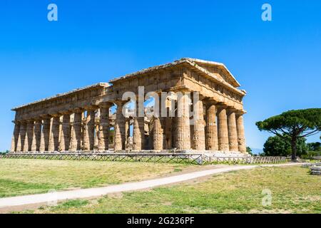 Le temple grec de style dorique de Neptune - zone archéologique de ​​Paestum - Salerne, Italie Banque D'Images