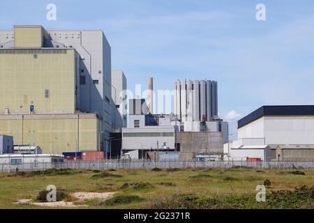 Dungeness, Kent, Royaume-Uni. 08 juin 2021. EDF a annoncé qu'elle commencerait à déravitailler la centrale électrique Dungeness B avec « effet immédiat ». La centrale nucléaire, située à Dungeness, dans le marais Romney, est hors ligne depuis 2018 en raison de plusieurs défis techniques « importants et continus », mais jusqu'à aujourd'hui, elle ne devait pas être mise hors service avant au moins 2025. Crédit photo : Paul Lawrenson /Alay Live News Banque D'Images