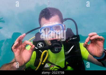 Roberts Cove, Cork, Irlande. 07e juin 2021. Le plongeur Dave Quinlan du centre de plongée Oceans of Discovery s'est amusé dans sa nouvelle piscine de plongée à Roberts Cove, au Co.Cork, en Irlande. - David Creedon / Alamy Live News Banque D'Images