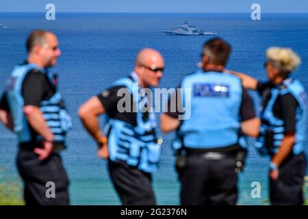 Police sur la plage de Gwithian avec un bateau qui patrouille dans la baie de St IVE, avant le sommet du G7 à Cornwall. Date de la photo: Mardi 8 juin 2021. Banque D'Images