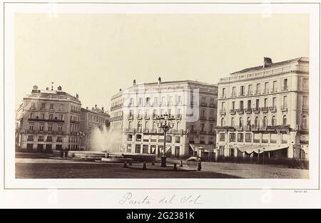 Puerta del sol à Madrid avec un studio photo en haut du bâtiment de gauche. Fait partie d'un album de voyage avec des enregistrements d'œuvres d'art, de personnes et de sites touristiques en Espagne. Banque D'Images