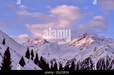 Soleil matinal doux sur les crêtes de montagne ; montagnes rocheuses couvertes de neige au lever du soleil Banque D'Images