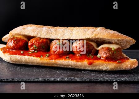 Sous-sandwich au ballon de viande sur fond d'ardoise noire Banque D'Images
