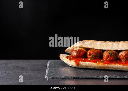 Sous-sandwich au ballon de viande sur fond d'ardoise noire Banque D'Images