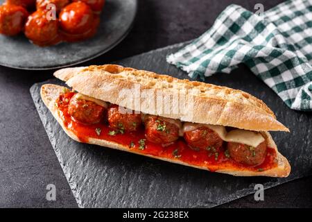 Sous-sandwich au ballon de viande sur fond d'ardoise noire Banque D'Images