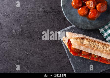 Sous-sandwich au ballon de viande sur fond d'ardoise noire Banque D'Images
