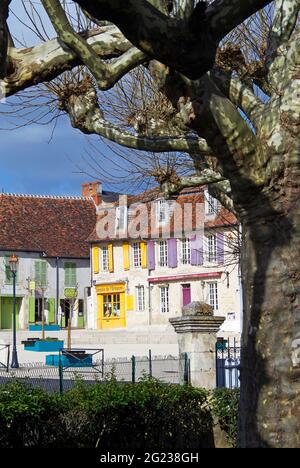 La place du Vieux marché, l'ancienne place du marché, au centre de la Cité de l'Ecrit, ville du livre, Montmorillon, France Banque D'Images