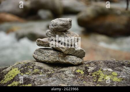 Empilez des rochers, empilez des rochers près de la rivière dans les montagnes Banque D'Images