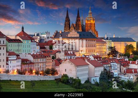 Prague. Image du paysage urbain aérien de Prague, capitale de la République tchèque, avec la cathédrale Saint-Vitus à l'heure bleue du crépuscule. Banque D'Images