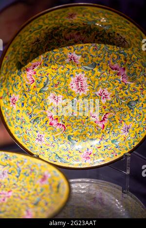 Gros plan de tasses à thé avec vaisselle peinte de style Lingnan, Guangdong, Chine Banque D'Images