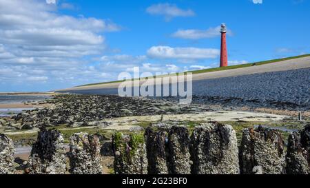 Den Helder, pays-Bas. Avril 2020. Le phare Lange Jaap près de Huisduinen, aux pays-Bas. Vue depuis le bord de mer à marée basse. Photo de haute qualité Banque D'Images