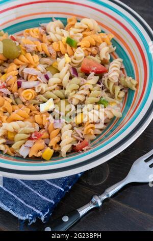 Salade de pâtes avec thon, œuf, tomate, maïs et olives Banque D'Images