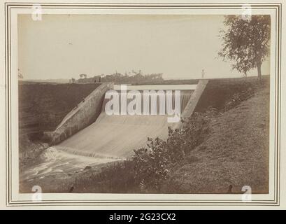 Pâte et cascade. Chute d'eau dans un barrage nouvellement construit. Partie de l'album photo offert à J.M. Pijnacker Hardijk à son départ de Jogyakarta en 1886. Banque D'Images