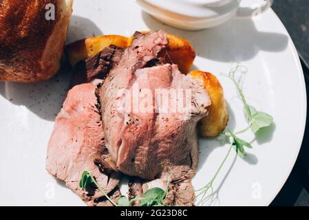 Dimanche Roast au pub Banque D'Images