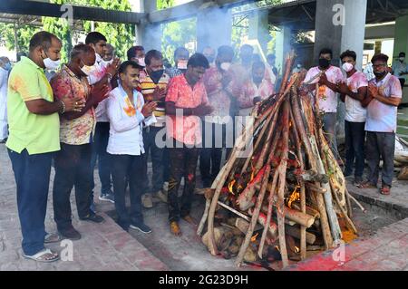 Beawar, Rajasthan, Inde, 8 juin 2021 : les dévotés de Jain exécutent les derniers rites d'un national Jain Saddvi Kamla Kanwar (85), au crématorium hindou de Beawar. Elle est décédée lundi soir après 49 jours de Santhara (jeûne). Le vice-président national de BJP et l'ancien ministre en chef de Rajasthan, Vassundhara Rawe, ont fait part de leurs condoléances. Crédit : Sumit Saraswat/Alay Live News Banque D'Images