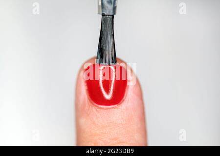 Processus de coloration des ongles sur les doigts des hommes dans un salon de beauté. Une manucure donne à un type une manucure. Une manucure femme. Gros plan Banque D'Images