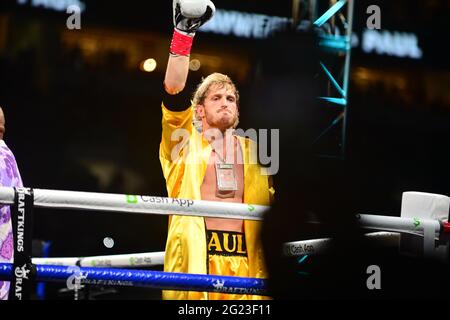 Miami Gardens, États-Unis. 06e juin 2021. MIAMI GARDENS, FLORIDE - JUIN 06 : la personnalité de YouTube Logan 'Maverick' Paul (short jaune) entre dans le ring pour un match de boxe d'exposition de huit parties avec l'ancien poids-lourd du monde Floyd 'Money' Mayweather au Hard Rock Stadium le 06 juin 2021 à Miami Gardens, Floride. (Photo de JL/Sipa USA) crédit: SIPA USA/Alay Live News Banque D'Images