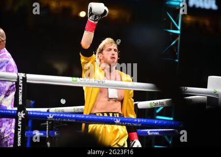 Miami Gardens, États-Unis. 06e juin 2021. MIAMI GARDENS, FLORIDE - JUIN 06 : la personnalité de YouTube Logan 'Maverick' Paul (short jaune) entre dans le ring pour un match de boxe d'exposition de huit parties avec l'ancien poids-lourd du monde Floyd 'Money' Mayweather au Hard Rock Stadium le 06 juin 2021 à Miami Gardens, Floride. (Photo de JL/Sipa USA) crédit: SIPA USA/Alay Live News Banque D'Images