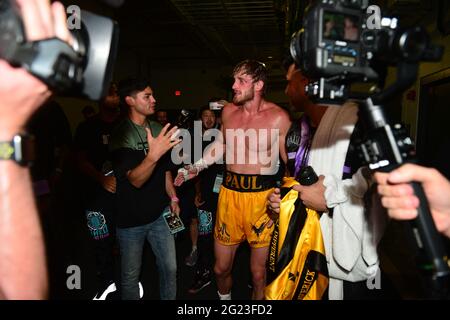 Miami Gardens, États-Unis. 06e juin 2021. MIAMI GARDENS, FLORIDE - 06 JUIN : la personnalité de YouTube Logan 'Maverick' Paul quitte le ring après son match de boxe d'exposition de huit tours contre l'ancien roi de poids-lourd Floyd 'Money' Mayweather au Hard Rock Stadium le 06 juin 2021 à Miami Gardens, Floride. (Photo de JL/Sipa USA) crédit: SIPA USA/Alay Live News Banque D'Images