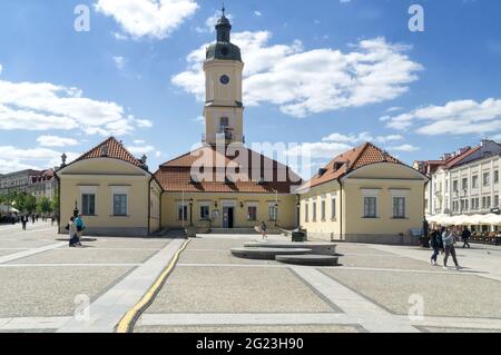 BIALYSTOK, POLOGNE - 02 juin 2021 : Rynek Kosciuszki, place principale de Kosciuszko avec hôtel de ville historique. Banque D'Images