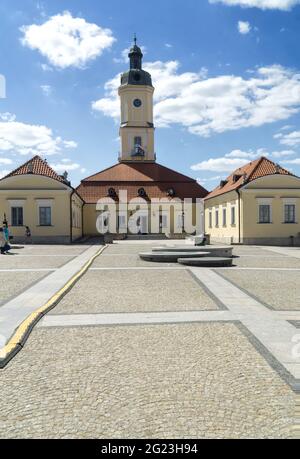 BIALYSTOK, POLOGNE - 02 juin 2021 : Rynek Kosciuszki, place principale de Kosciuszko avec hôtel de ville historique. Banque D'Images