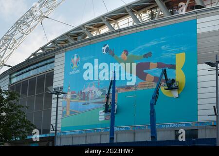 Stade Wembley, Wembley Park, Royaume-Uni. 8 juin 2021. Wembley poursuit ses préparatifs pour le Championnat d'Europe de football de l'UEFA en ajoutant d'énormes affiches sur le côté du stade de Wembley. Reporté d'un an alors que la pandémie de coronavirus a frappé le monde en 2020, le tournoi commence en 3 jours, le 11 juin 2021, avec le Stade National à Wembley accueillant son premier match, Angleterre contre Croatie, le 13 juin 2021. Amanda Rose/Alamy Live News Banque D'Images