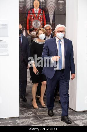 Berlin, Allemagne. 08 juin 2021. Le président fédéral Frank-Walter Steinmeier et son épouse Elke Büdenbender seront guidés à travers l'exposition « diversité unie » à l'occasion de l'ouverture. L'exposition vise à montrer le visage artistique de l'Europe. De 09.06.2021 à 19.09.2021, les œuvres d'environ 90 artistes de 34 pays européens peuvent être vues dans l'exposition de la Fondation pour l'Art et la Culture à Hangar 2 à l'ancien aéroport de Tempelhof. Credit: Bernd von Jutrczenka/dpa/Alamy Live News Banque D'Images